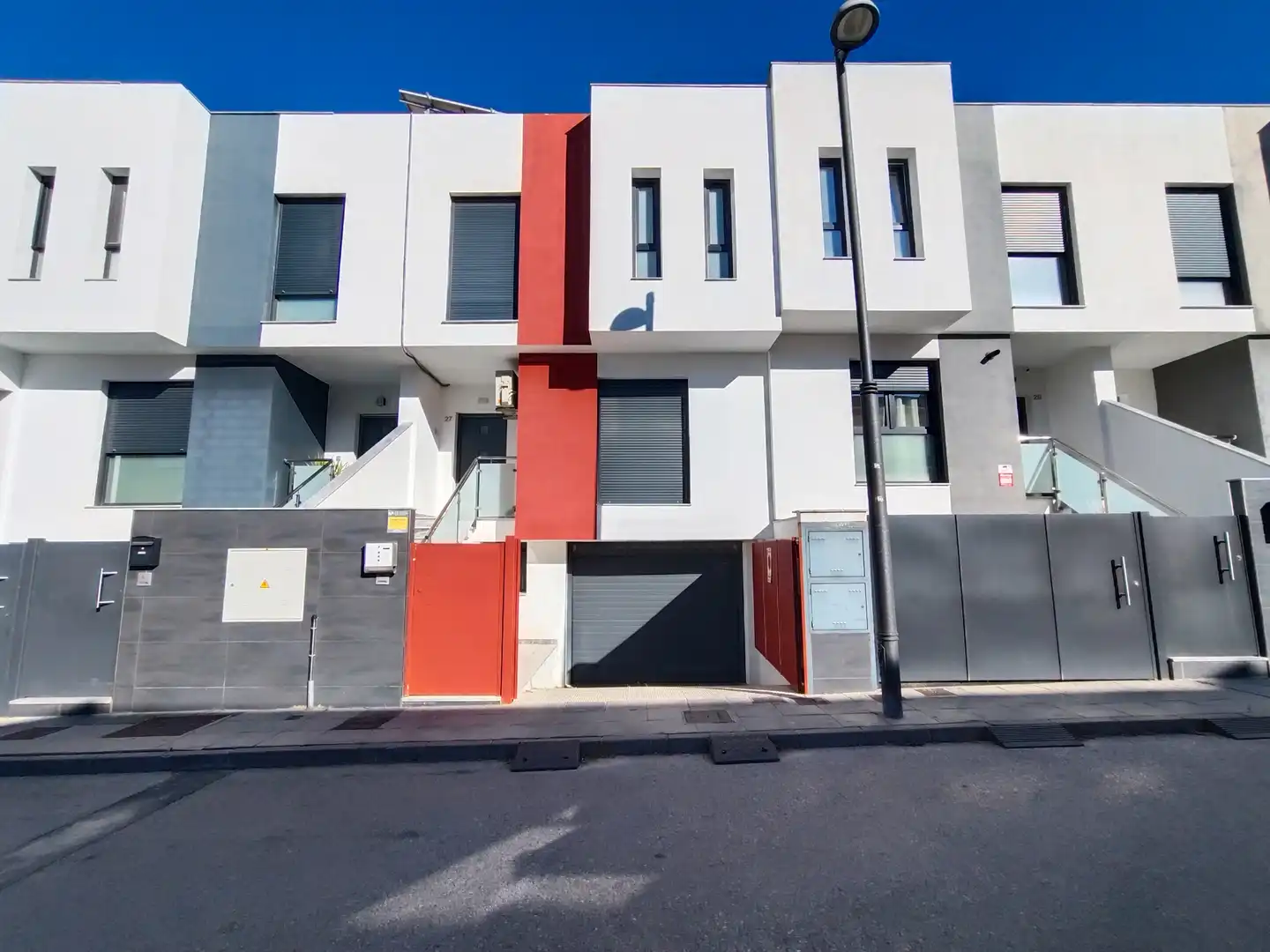 Vista exterior de Casa adosada en venda en Vegas del Genil amb Aire condicionat, Calefacció i Moblat