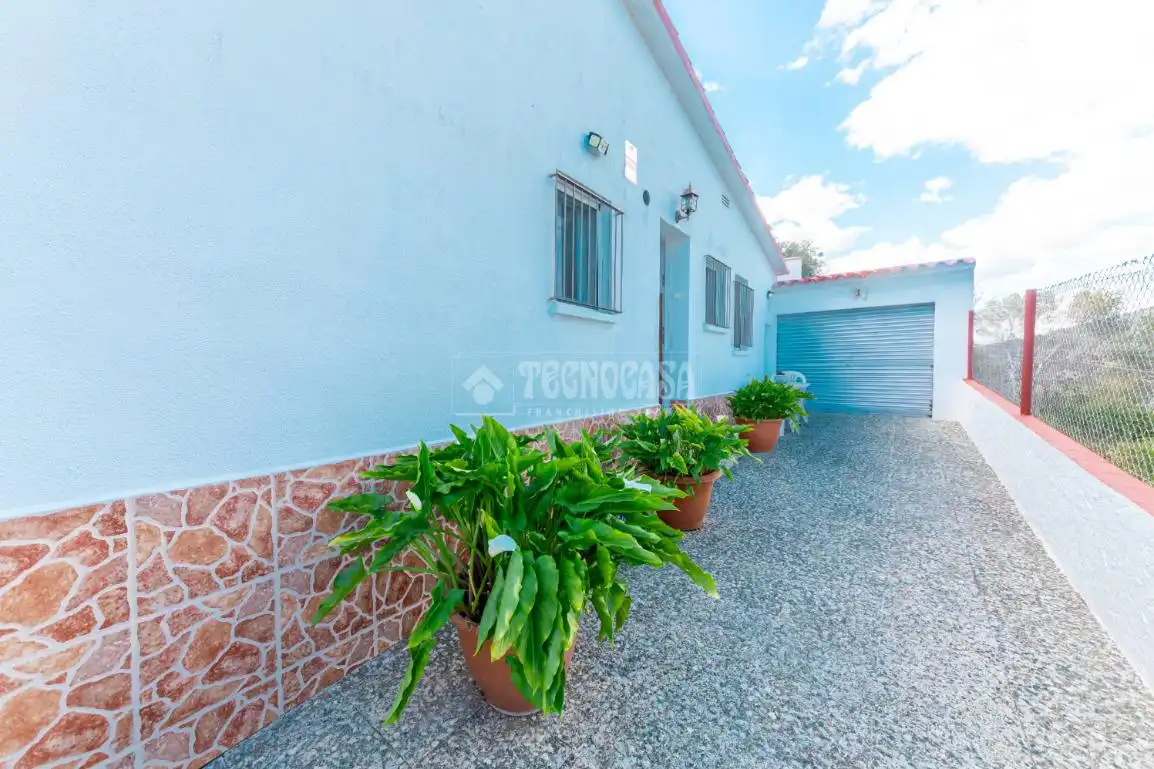 Vista exterior de Casa o xalet en venda en Cubelles amb Calefacció i Piscina