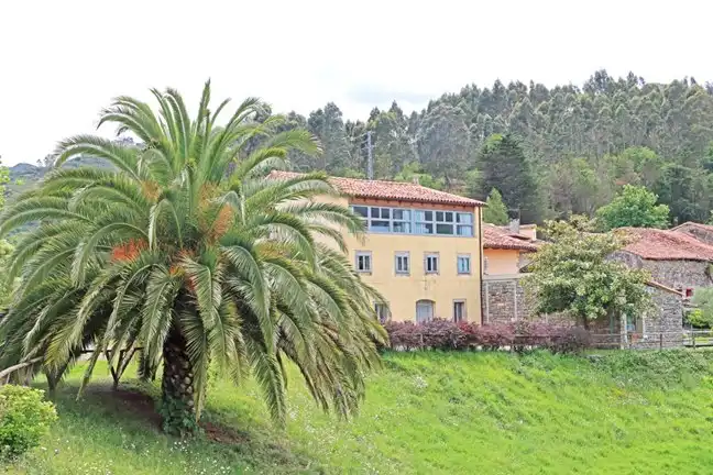Vista exterior de Edifici en venda en Caravia
