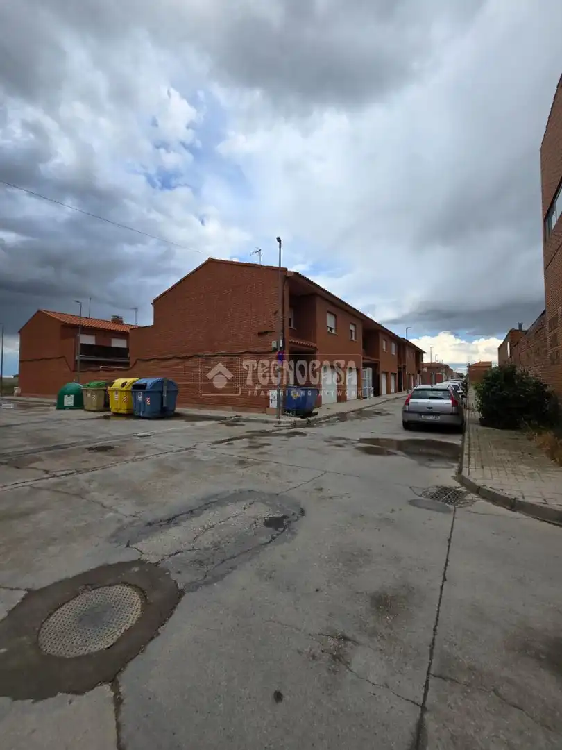 Vista exterior de Casa adosada en venda en Yepes amb Terrassa
