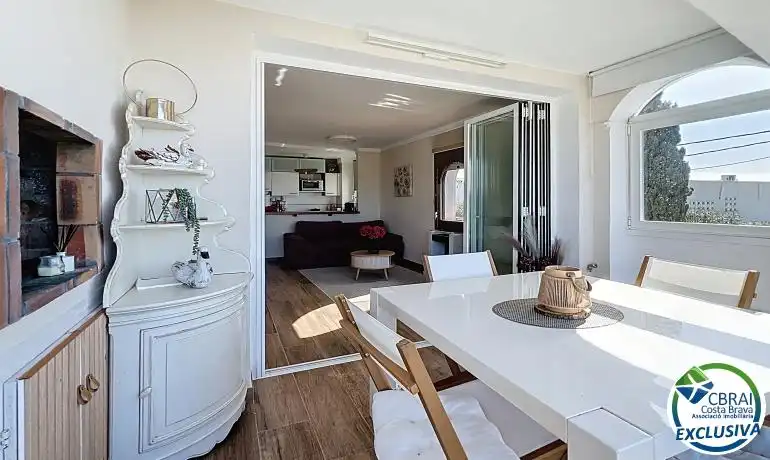 Menjador de Apartament en venda en Roses amb Calefacció, Terrassa i Moblat