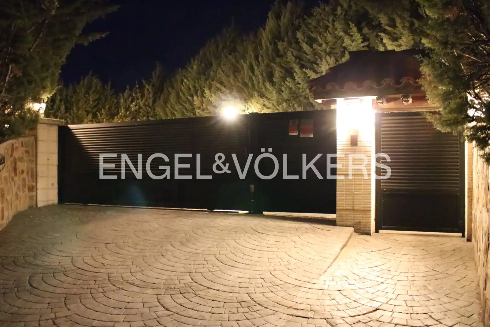 Vista exterior de Casa o chalet en venta en Cabanillas de la Sierra con Calefacción, Jardín privado y Piscina