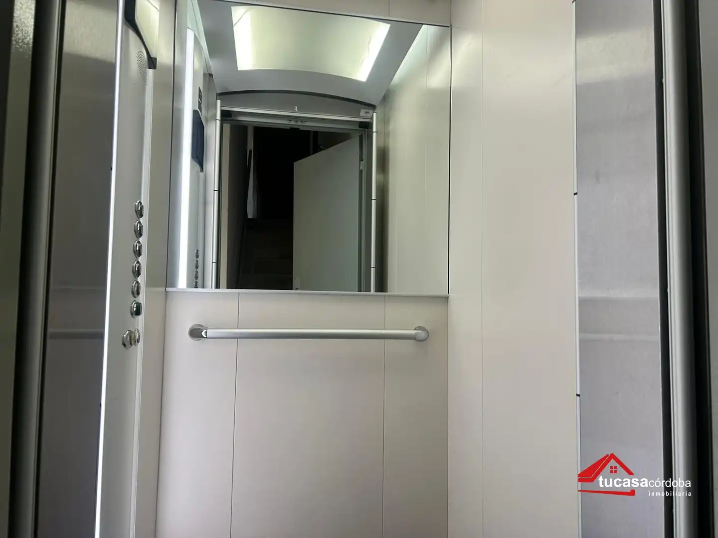 Wohnung zum Verkauf in Córdoba mit Klimaanlage, Abstellraum und Möbliert