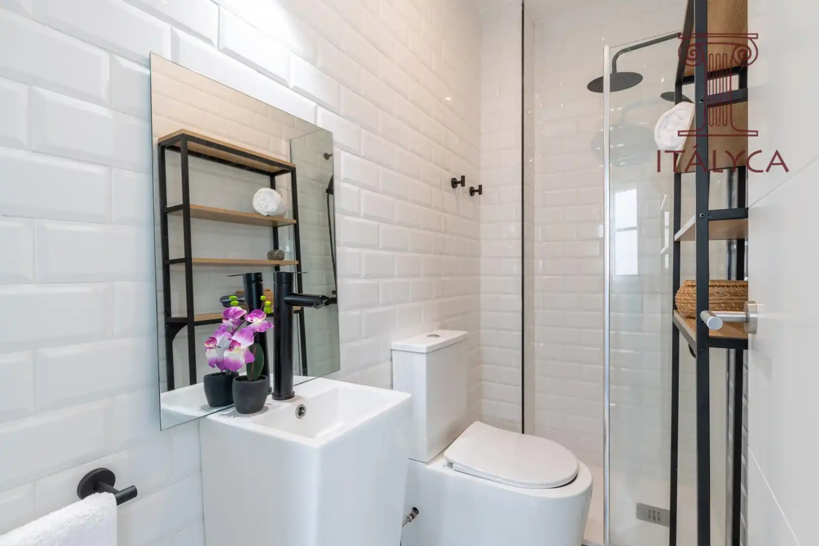 Baño de Ático en venta en Sevilla con Aire acondicionado, Terraza y Amueblado