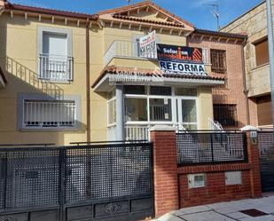 Vista exterior de Casa adosada en venda en Cabrerizos amb Terrassa