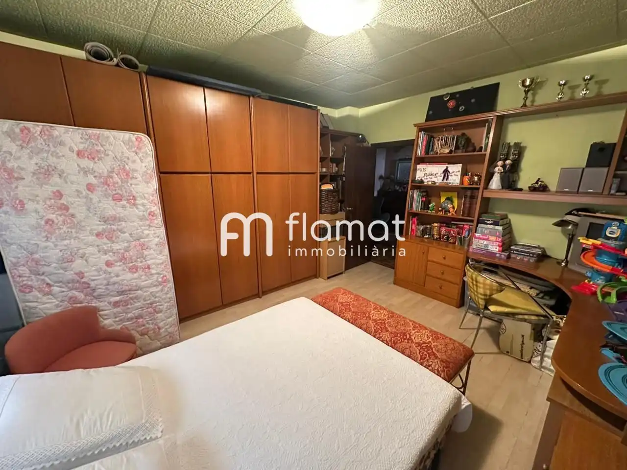 Habitación de Edificio en venta en Santa Coloma de Gramenet