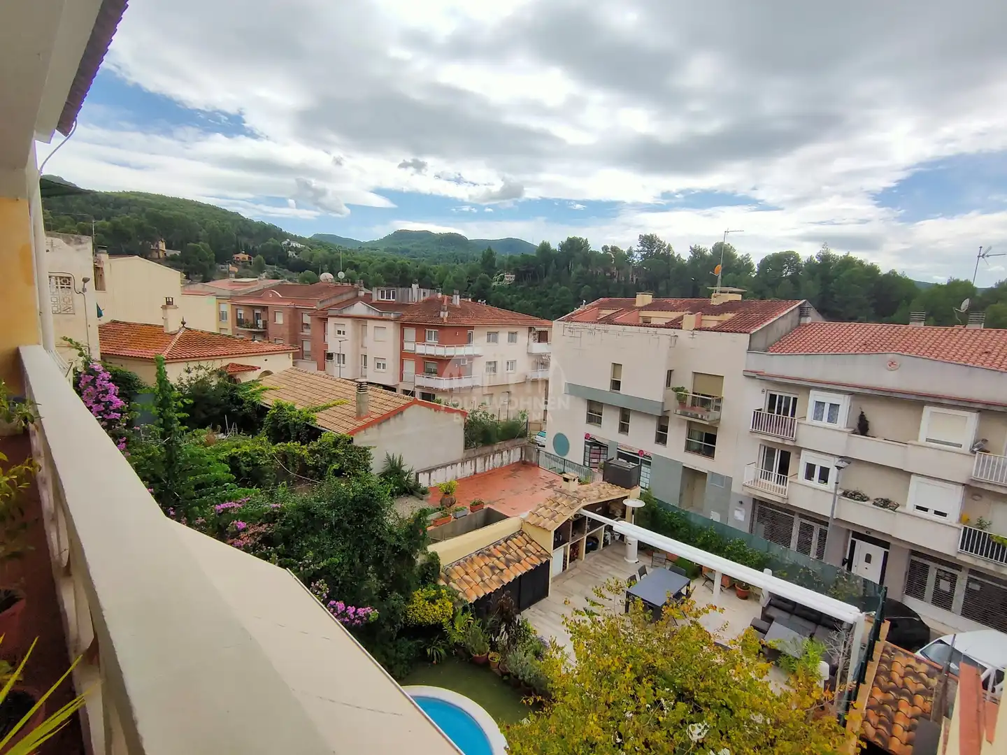 Außenansicht von Einfamilien-Reihenhaus zum Verkauf in Gelida mit Klimaanlage, Heizung und Terrasse