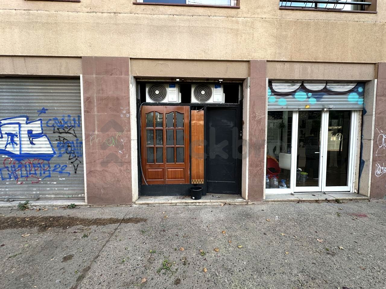 Vista exterior de Local en venda en  Barcelona Capital amb Aire condicionat