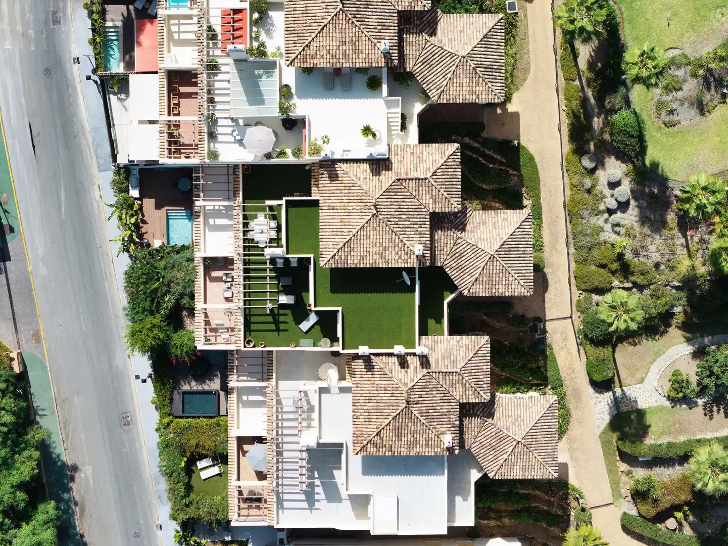 Vista exterior de Àtic en venda en Marbella amb Aire condicionat, Terrassa i Traster