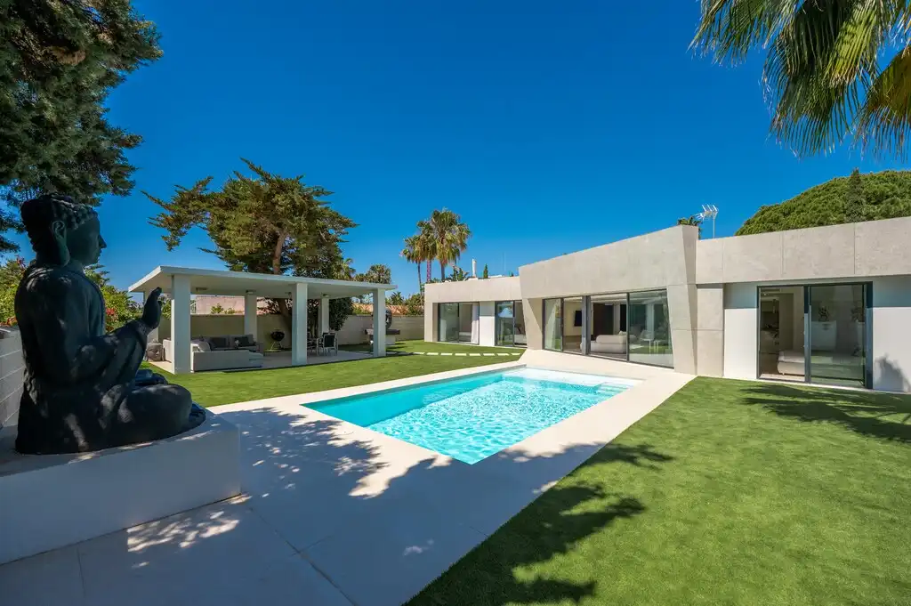 Vista exterior de Casa o chalet en venta en Marbella con Aire acondicionado, Calefacción y Jardín privado
