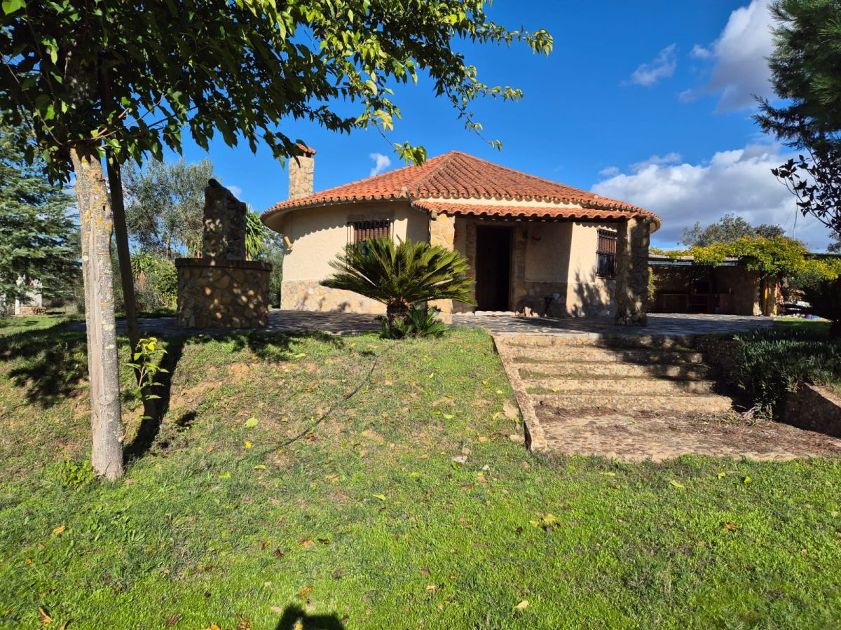 Exterior view of House or chalet for sale in Badajoz Capital  with Heating and Storage room