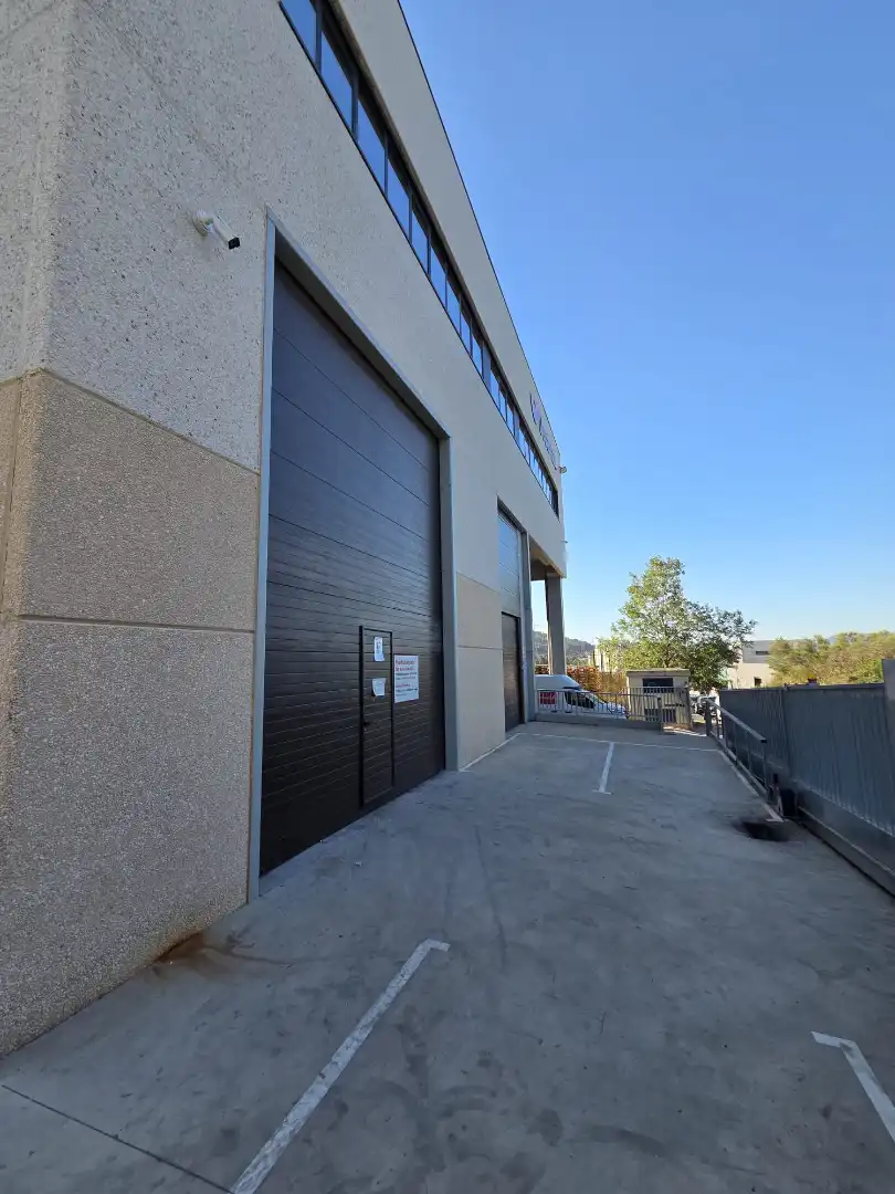 Vista exterior de Nau industrial de lloguer en Rubí amb Calefacció i Alarma