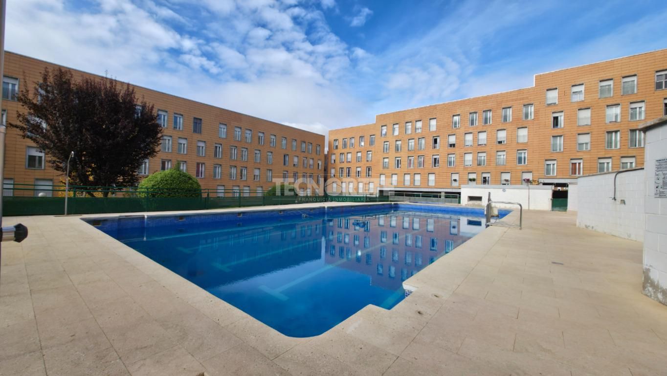 Piscina de Piso en venta en Guadalajara Capital con Calefacción, Parquet y Piscina comunitaria