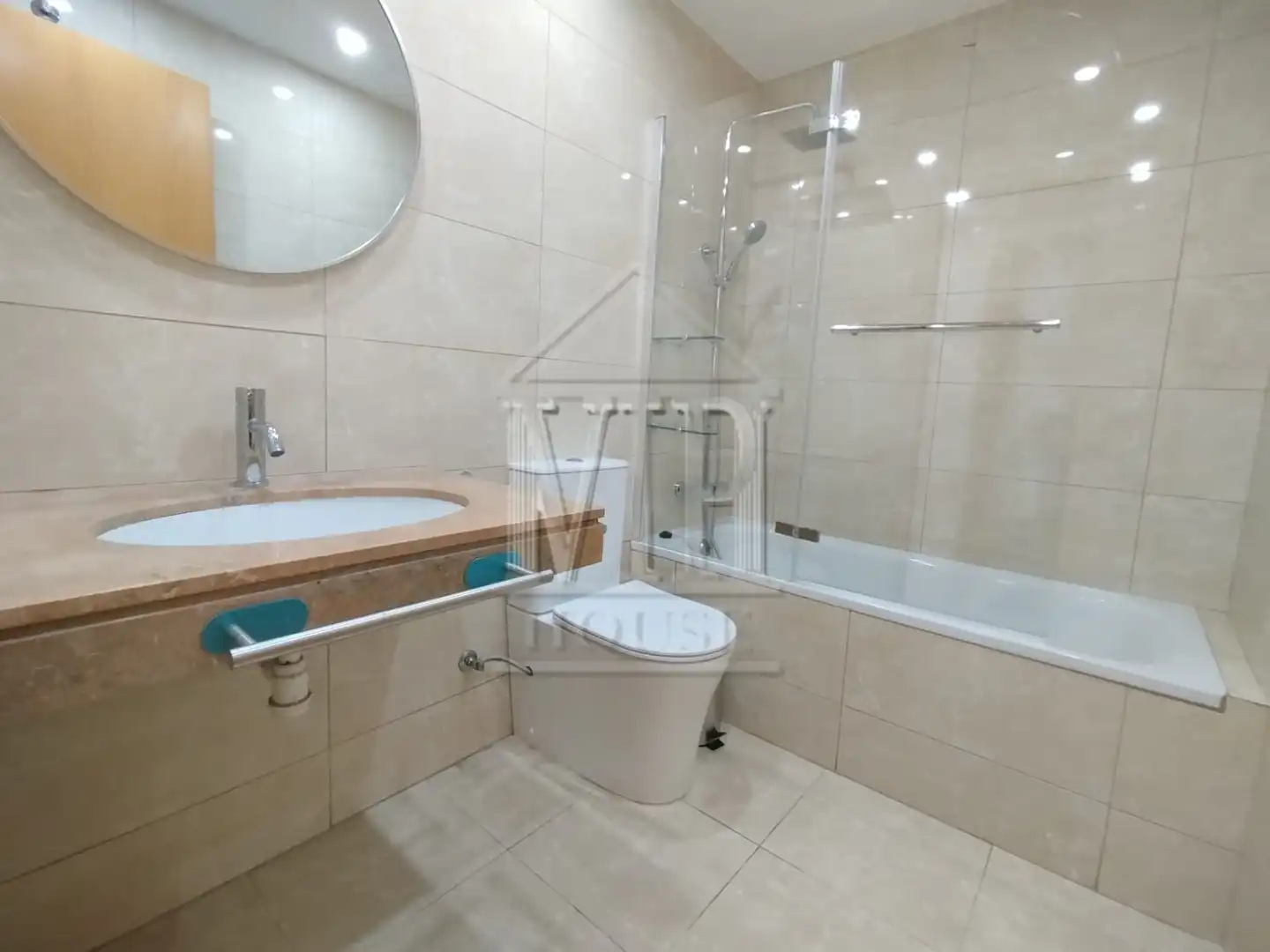 Bathroom of Flat for sale in Badalona  with Air Conditioner, Heating and Furnished