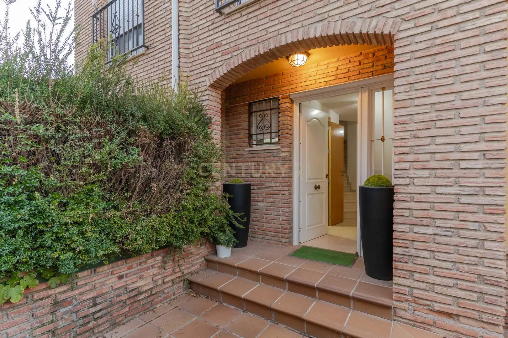 Vista exterior de Casa adosada en venda en La Zubia amb Aire condicionat, Jardí privat i Traster