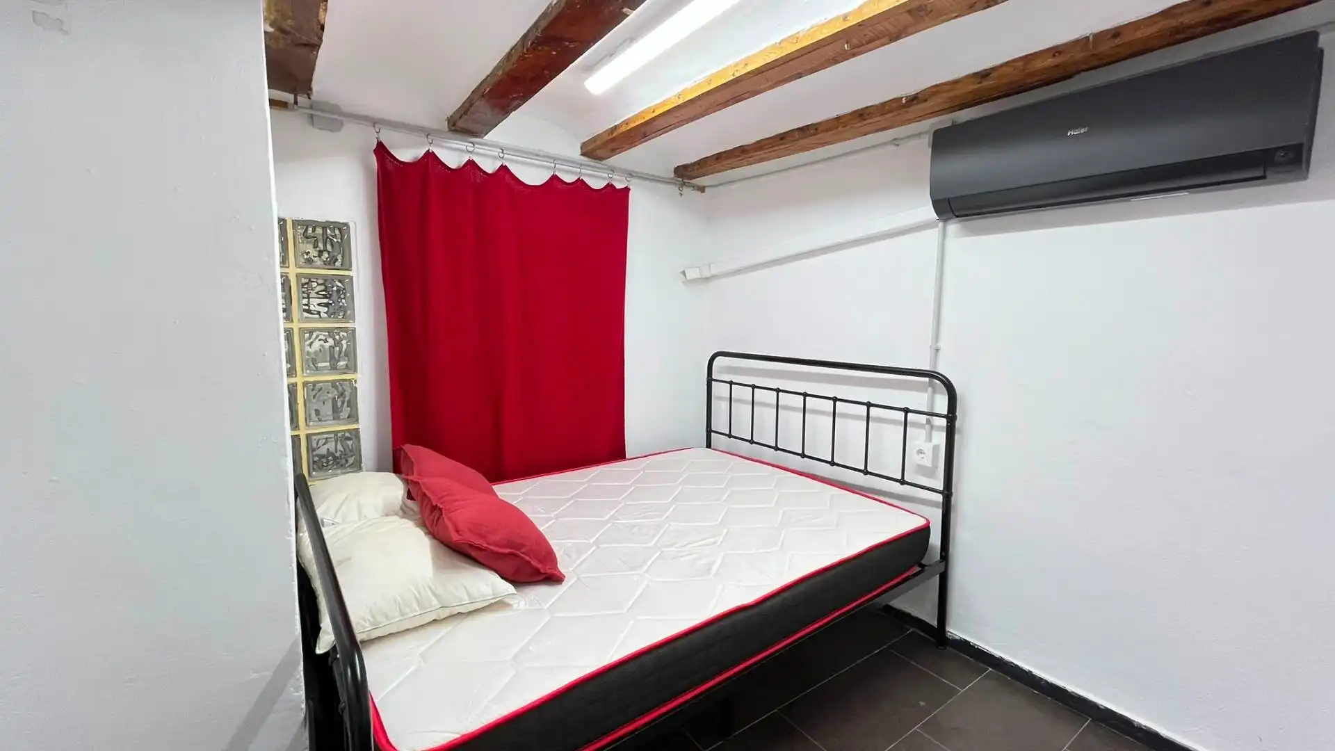 Schlafzimmer von Erdgeschoss zur Miete in Valencia mit Klimaanlage und Möbliert