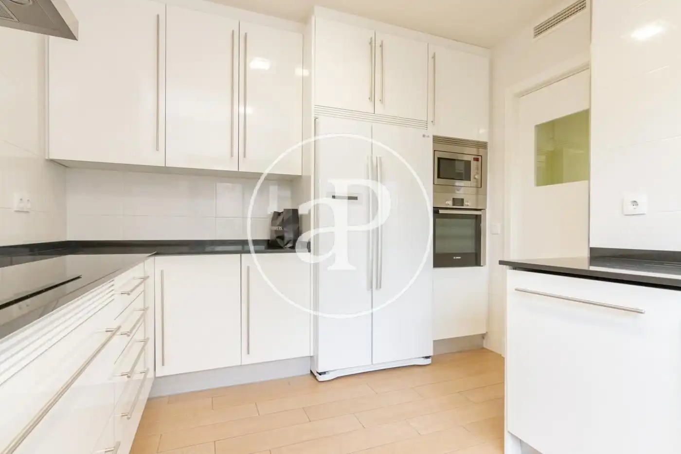 Cocina de Piso de alquiler en Madrid con Aire acondicionado, Calefacción y Jardín privado