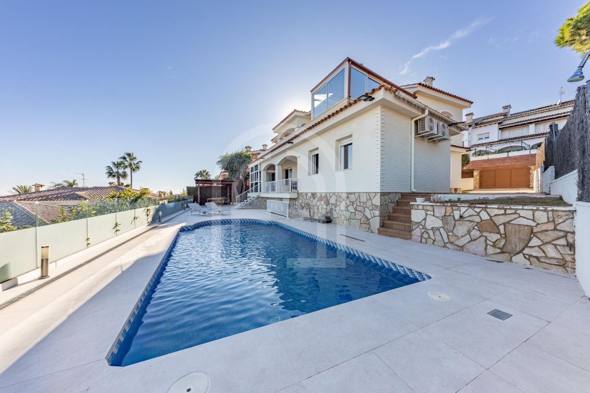 Vista exterior de Casa o xalet de lloguer en Premià de Dalt amb Aire condicionat, Calefacció i Jardí privat