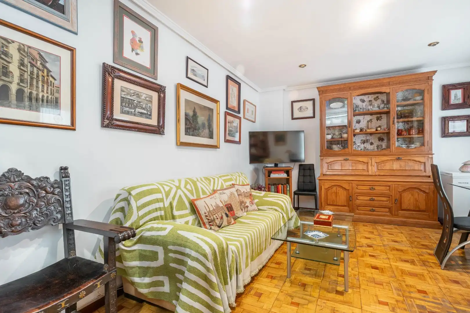 Sala de estar de Piso en venta en Oviedo  con Calefacción