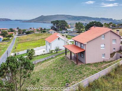 Vista exterior de Casa o xalet en venda en Malpica de Bergantiños amb Jardí privat, Terrassa i Traster