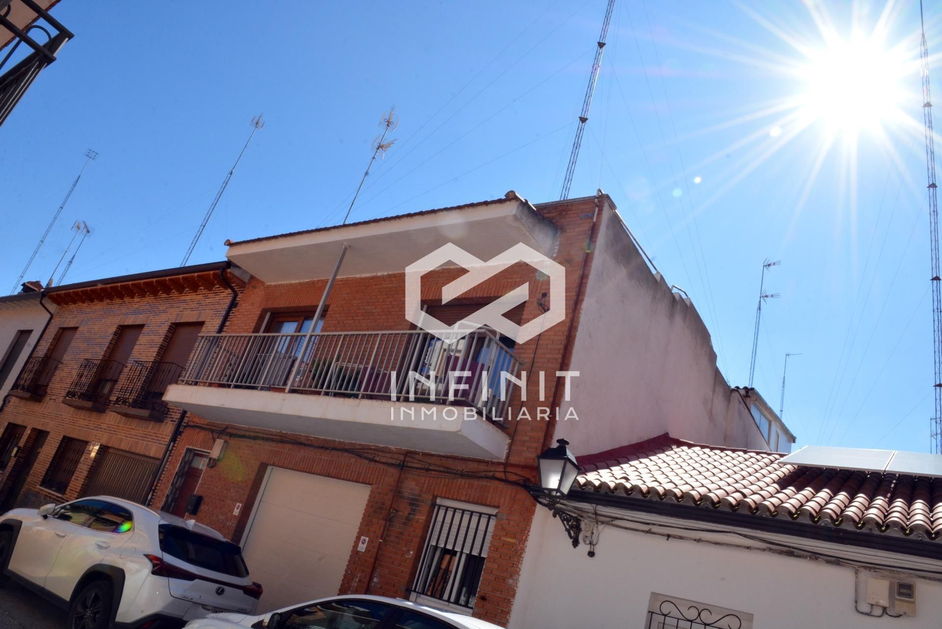 Vista exterior de Casa o xalet en venda en Alcalá de Henares amb Calefacció, Terrassa i Traster