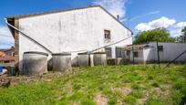Vista exterior de Casa o xalet en venda en Val de San Vicente  amb Jardí privat