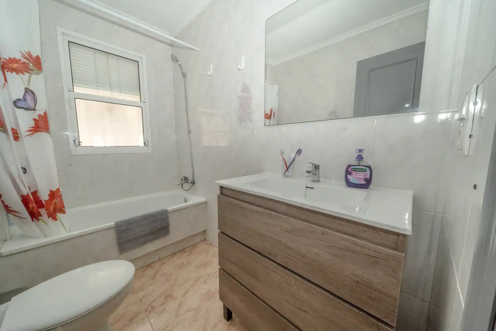 Baño de Apartamento de alquiler en Torrevieja con Aire acondicionado, Terraza y Piscina