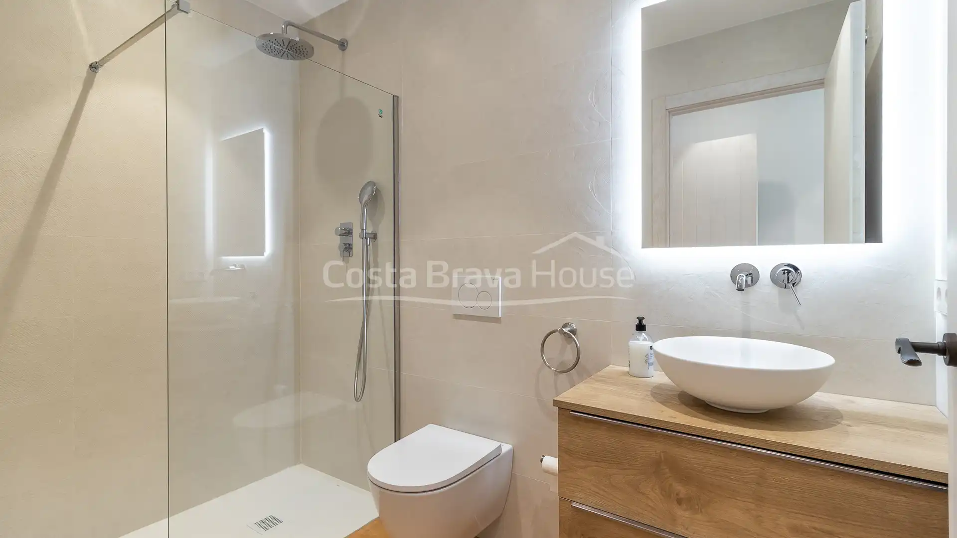 Bathroom of Apartments for sale in Begur  with Air Conditioner, Heating and Furnished