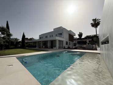Villa con balcone in vendita a Nueva Andalucía