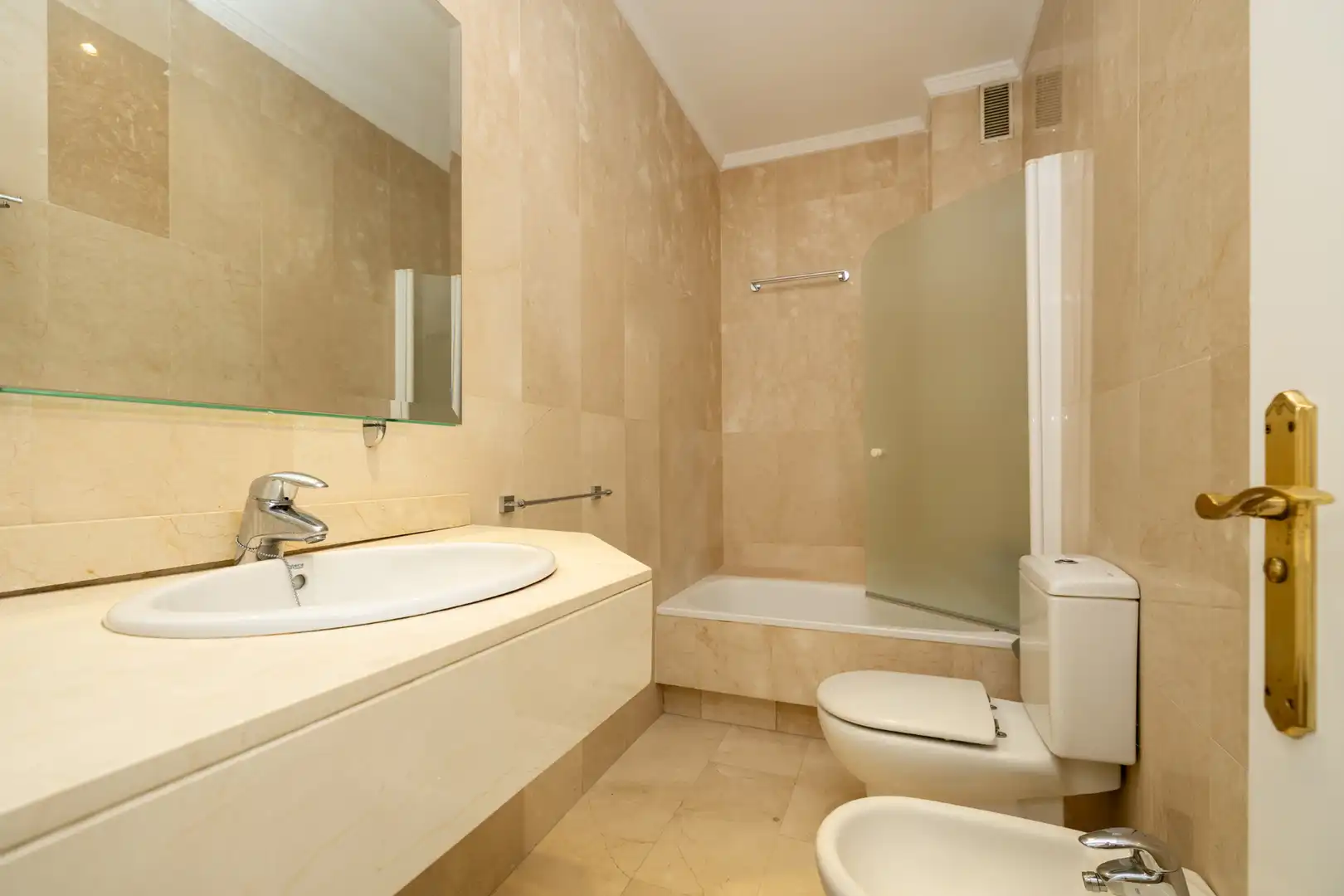 Baño de Apartamento de alquiler en Granada con Aire acondicionado, Calefacción y Lavadora
