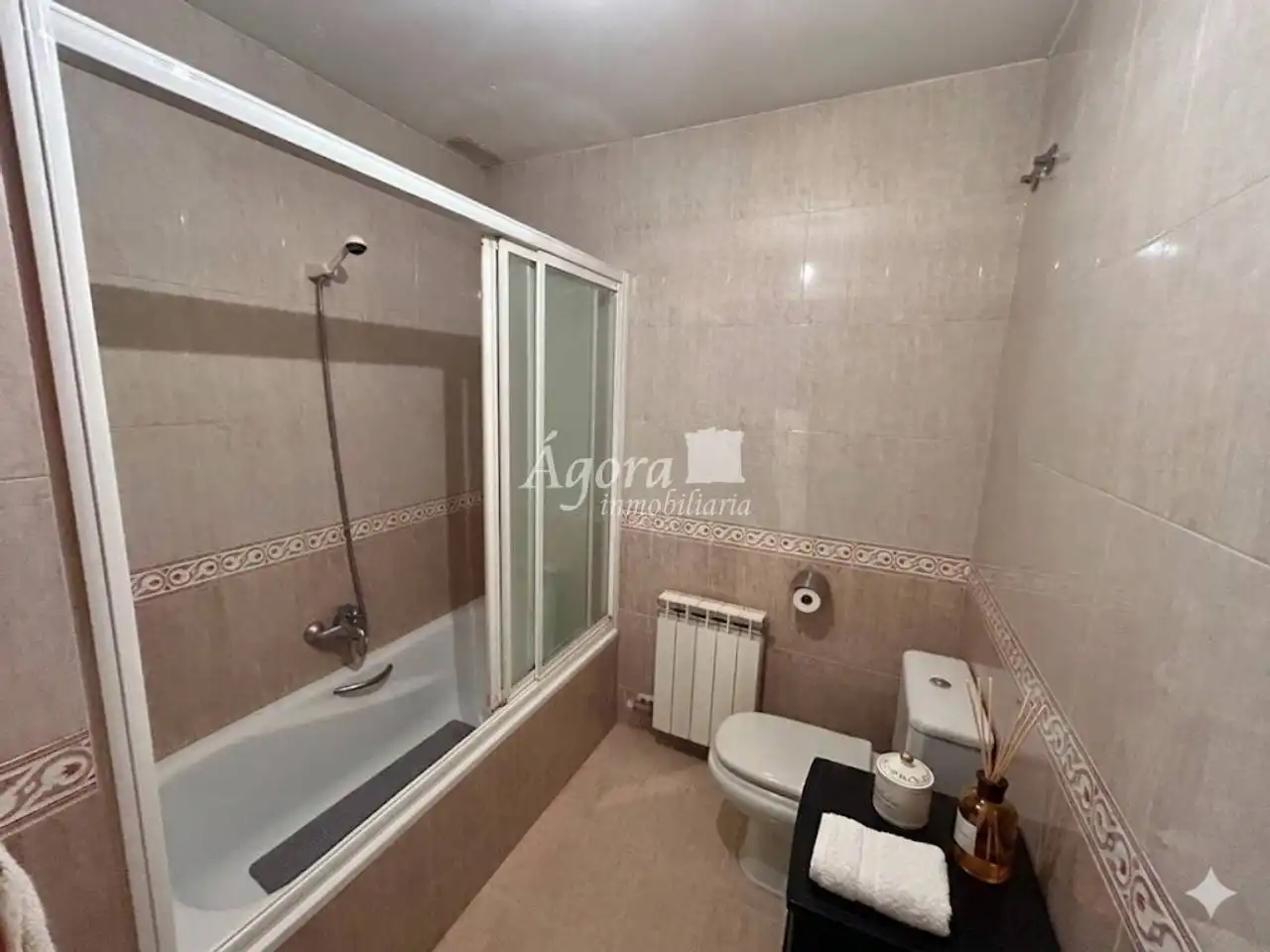 Habitación de Casa adosada en venta en Valladolid con Calefacción y Jardín privado