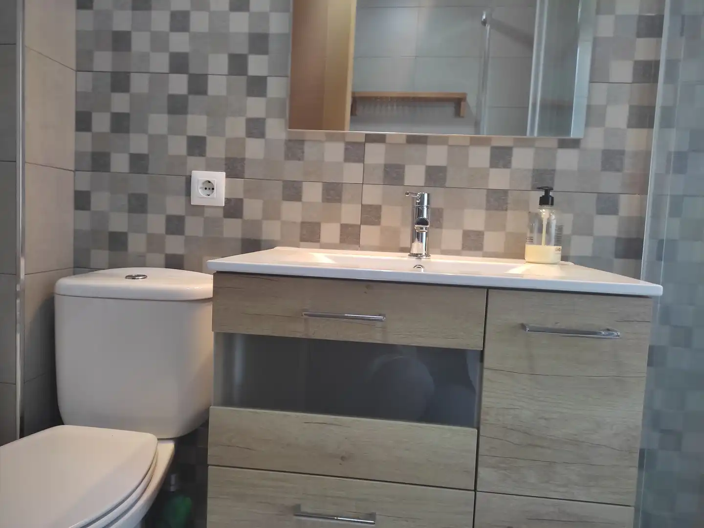Badezimmer von Wohnungen zur Miete in Badajoz mit Klimaanlage, Heizung und Parkett