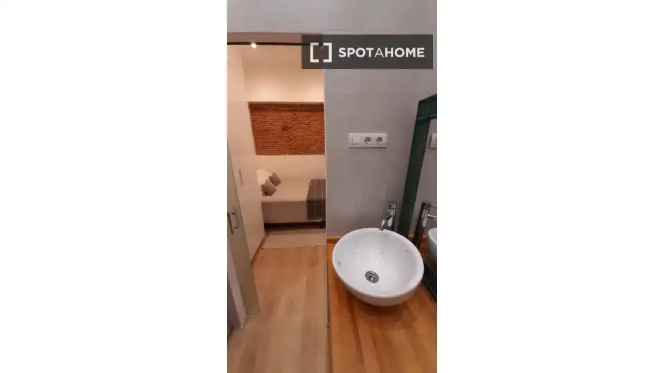 Bathroom of Apartments for share in Madrid  with Air Conditioner, Heating and Terrace