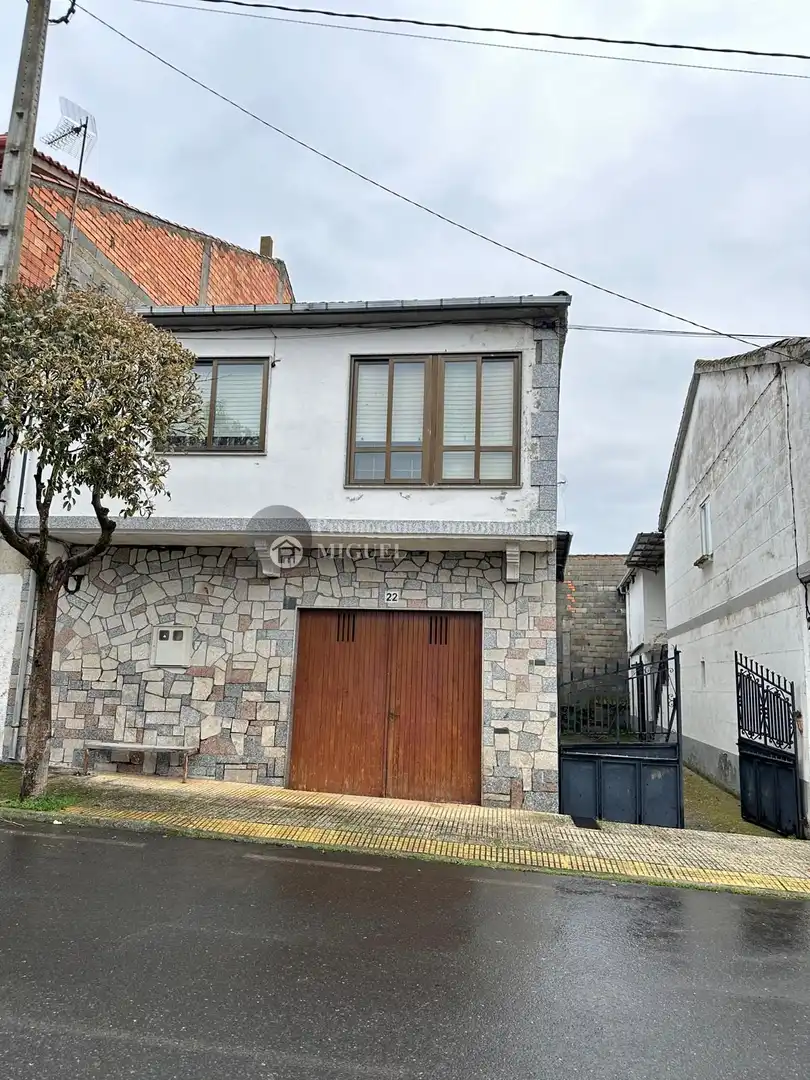 Vista exterior de Casa adosada en venda en Oímbra amb Calefacció, Terrassa i Traster