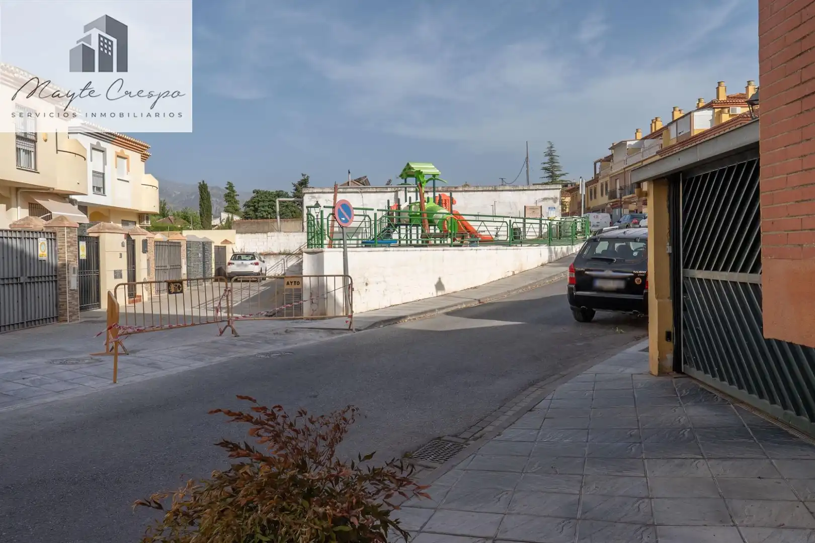 Parkplatz von Einfamilien-Reihenhaus zum Verkauf in Ogíjares mit Klimaanlage und Gemeinschaftspool