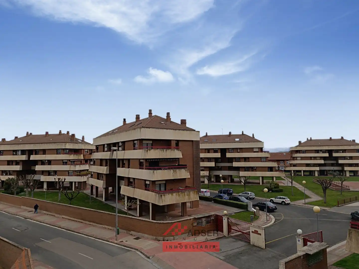 Vista exterior de Casa o xalet en venda en  Logroño amb Aire condicionat, Calefacció i Jardí privat