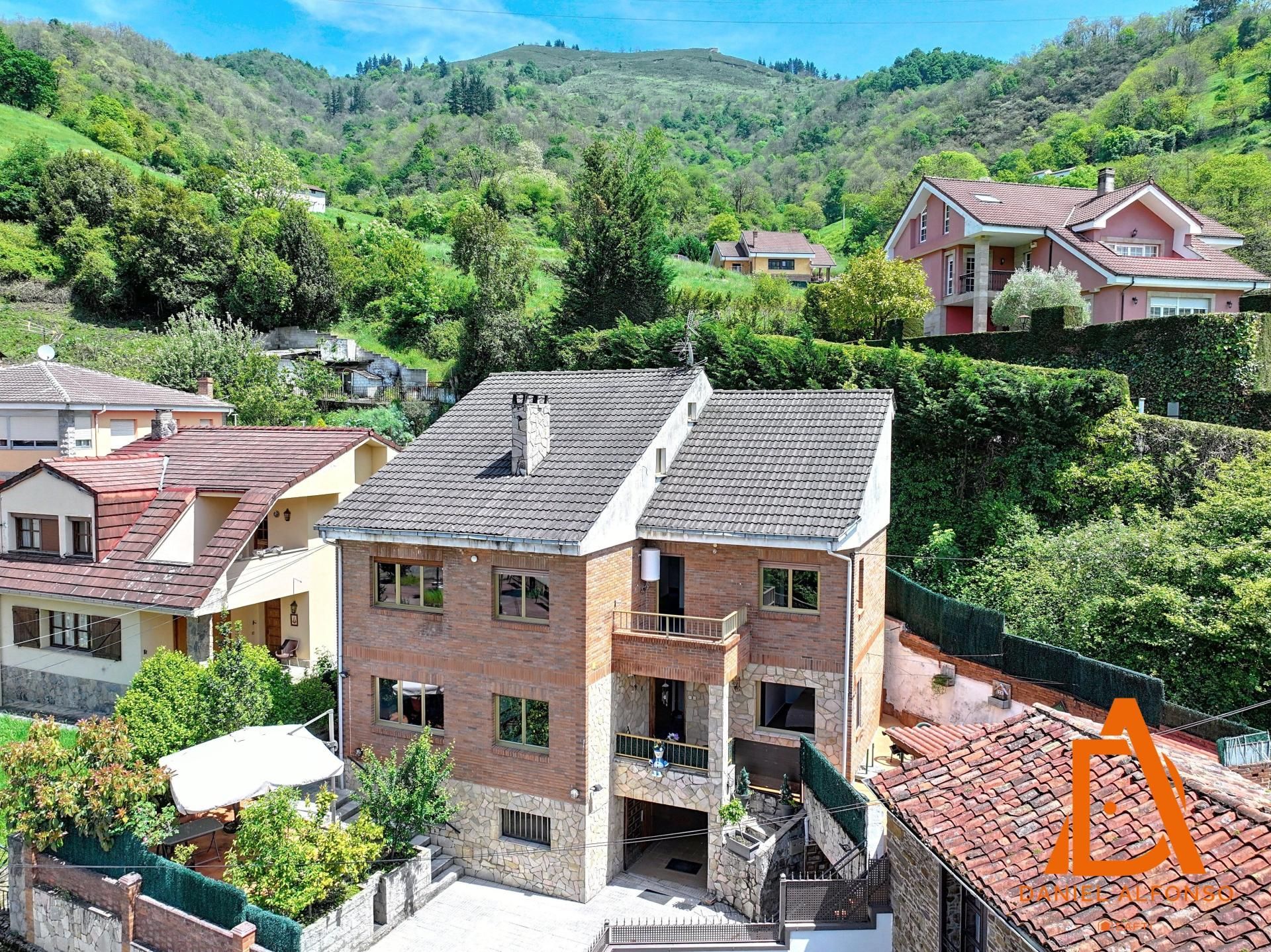 Vista exterior de Casa o xalet en venda en Aller amb Terrassa i Balcó
