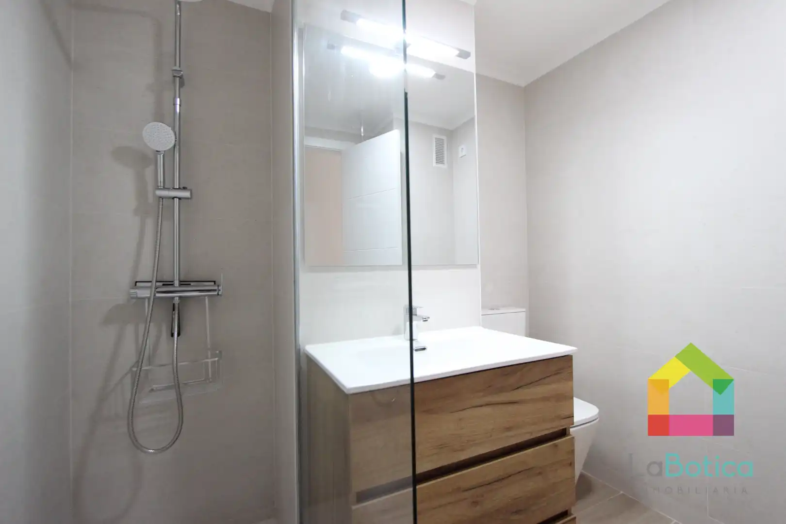 Bathroom of Flat for sale in Toledo  with Air Conditioner and Heating
