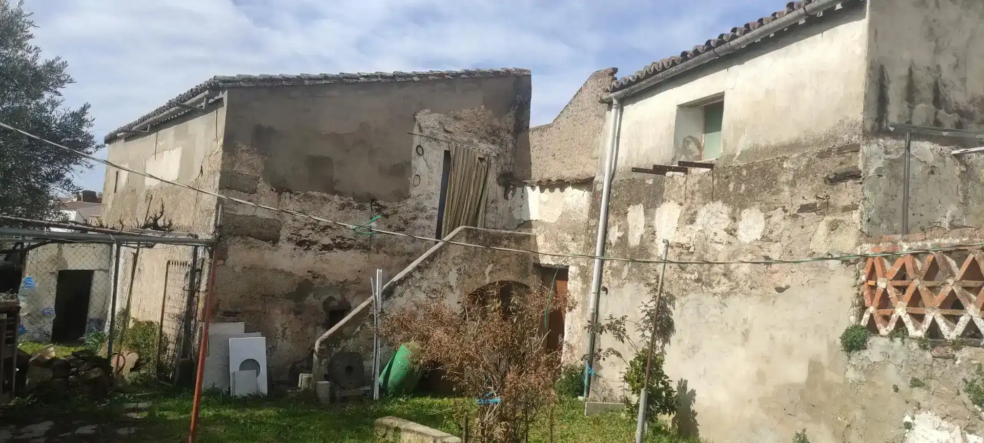 Außenansicht von Wohnung zum Verkauf in Torremocha mit Privatgarten und Balkon