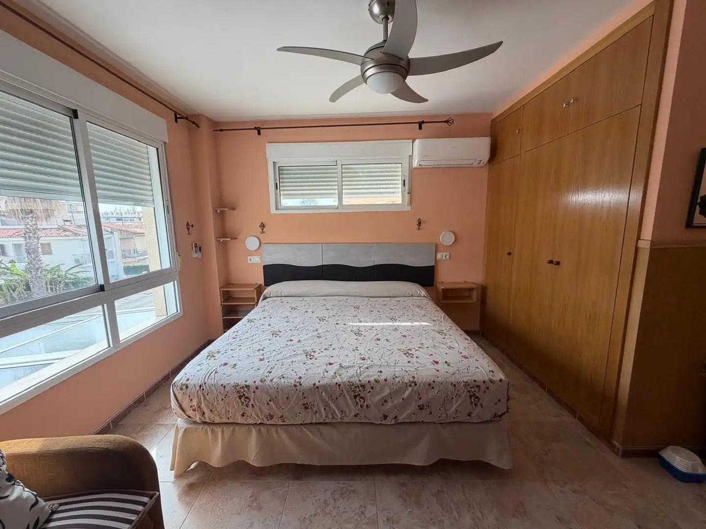 Schlafzimmer von Einfamilien-Reihenhaus zum Verkauf in Oliva mit Klimaanlage, Heizung und Privatgarten
