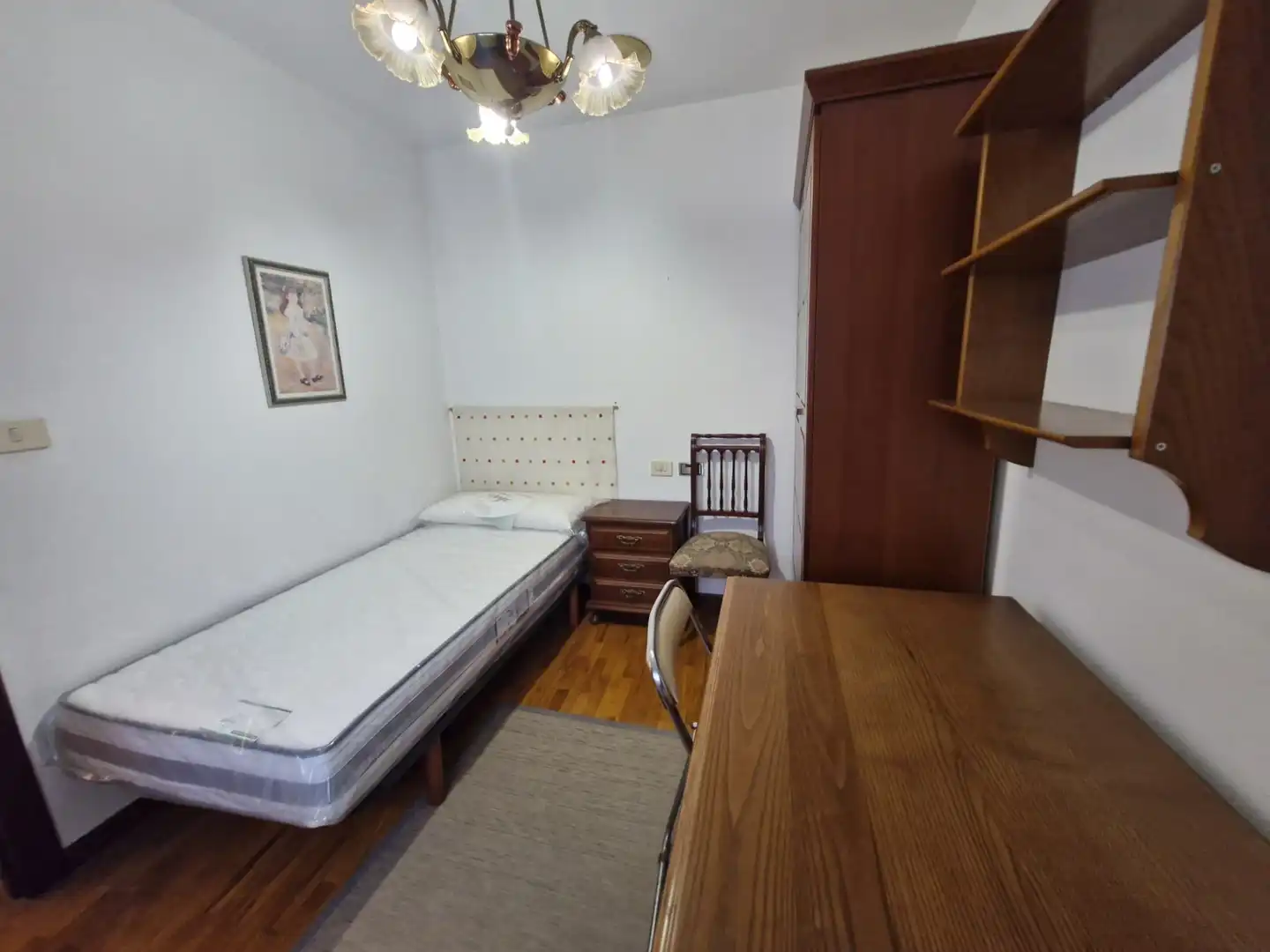 Dormitori de Pis de lloguer en Ourense Capital  amb Calefacció, Parquet i Moblat