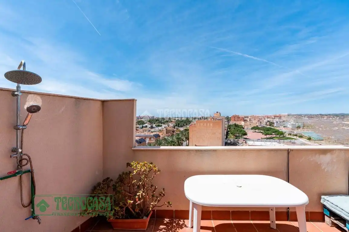 Vista exterior de Piso en venta en Roquetas de Mar con Aire acondicionado, Terraza y Amueblado