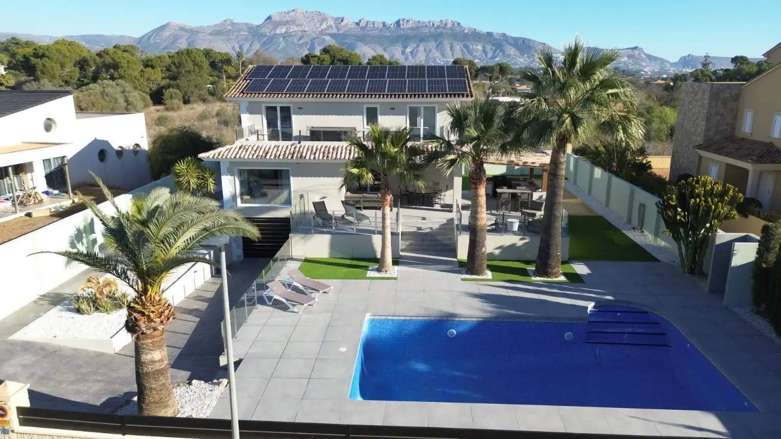 Casa con piscina en venta en Pueblo - Urbanizaciones