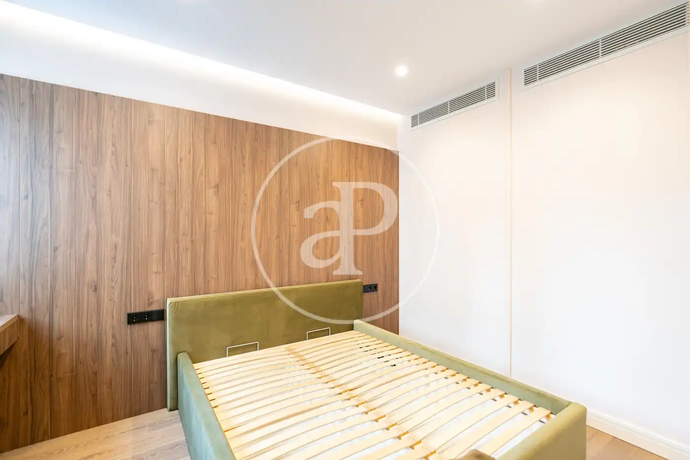 Bedroom of Flat for sale in Barcelona  with Air Conditioner, Heating and Balcony