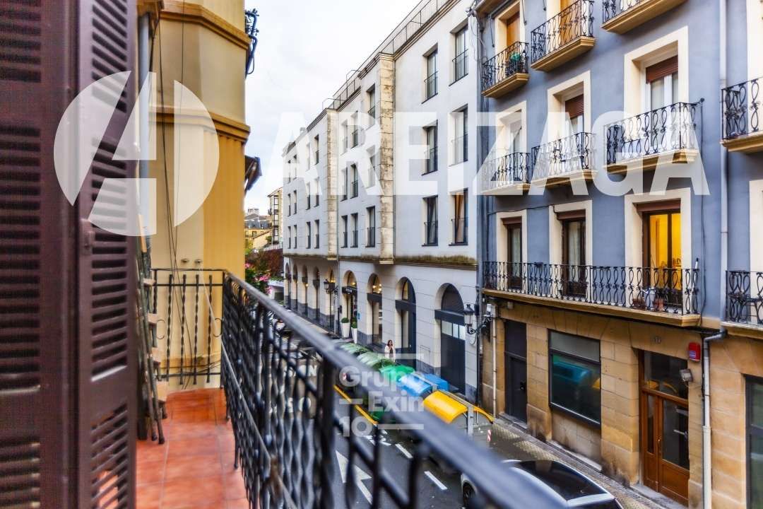 Vista exterior de Pis en venda en Donostia - San Sebastián  amb Calefacció i Balcó