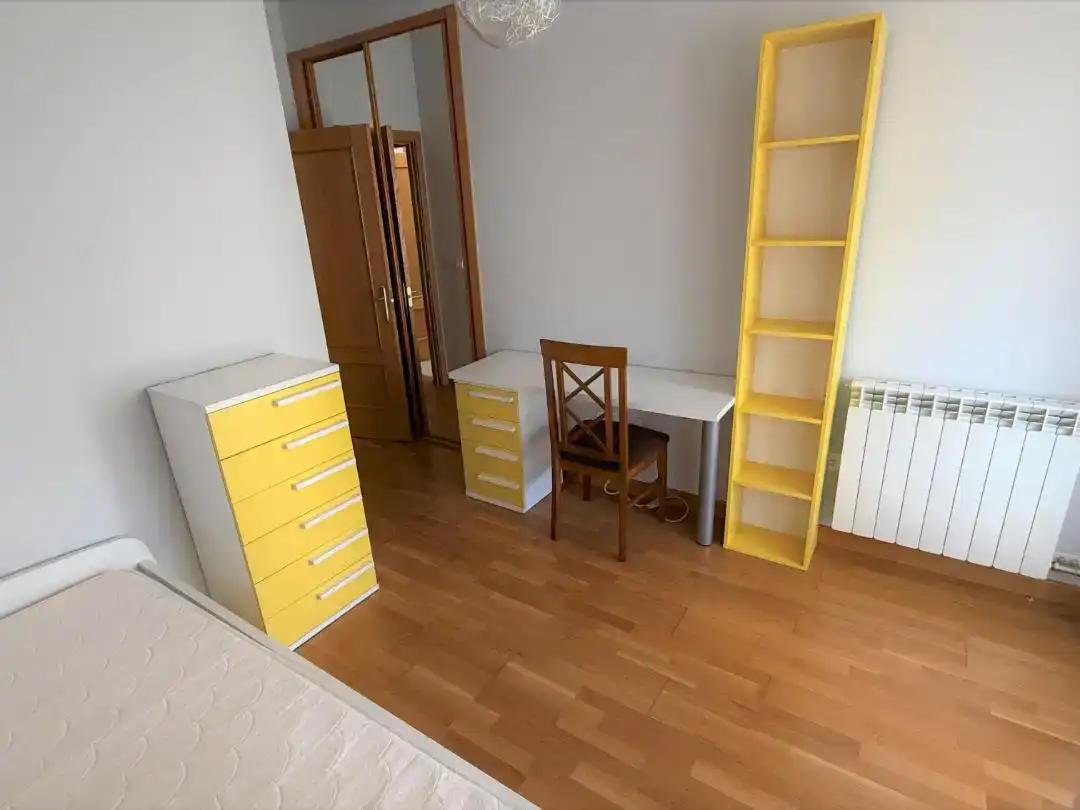 Schlafzimmer von Dachboden zur Miete in Zaratán mit Schwimmbad