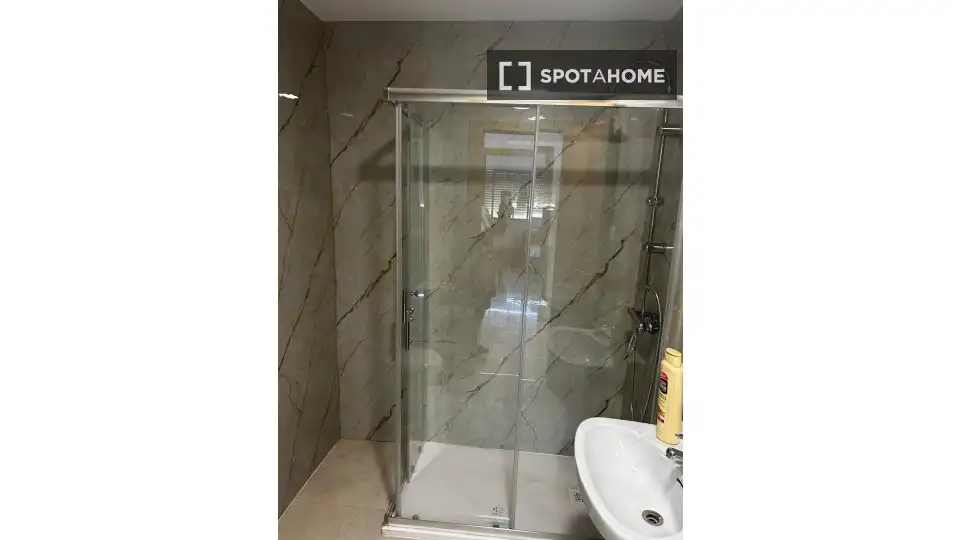 Baño de Piso para compartir en Granada con Aire acondicionado, Calefacción y Amueblado