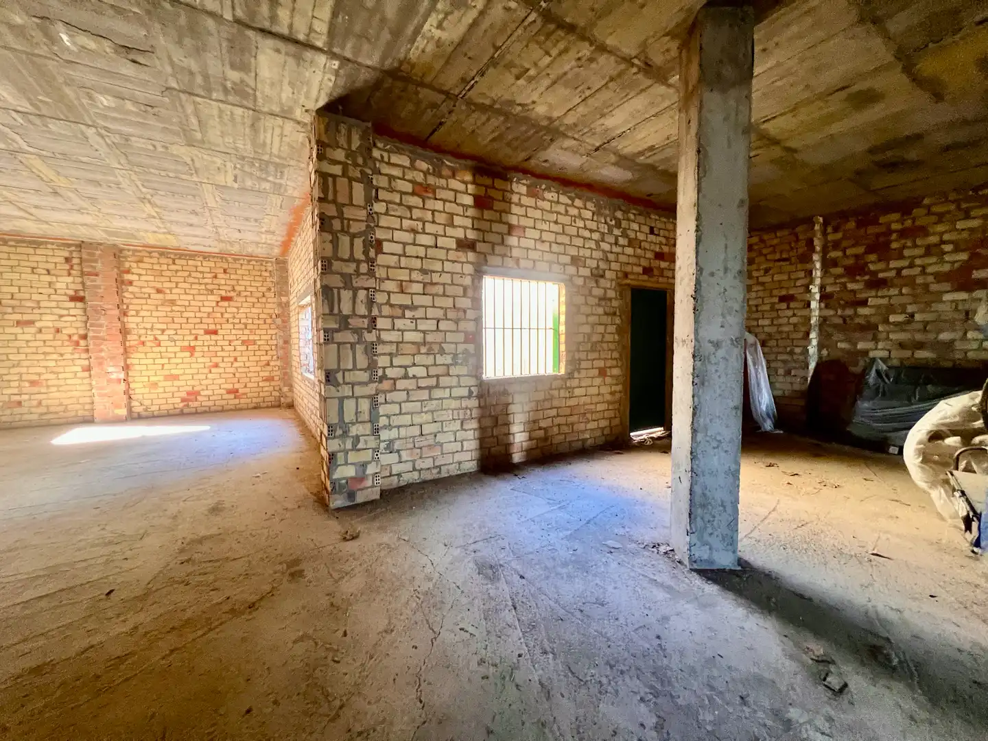 Local comercial en venta en Calle Martínez Montañés 1, imagen 2
