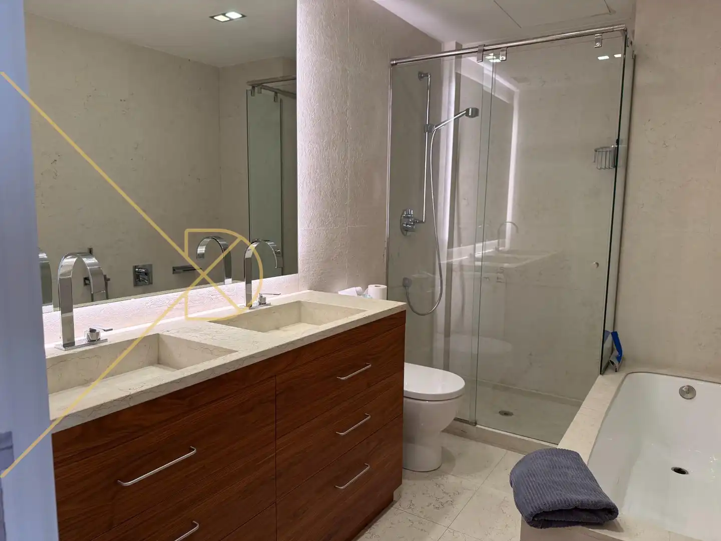 Badezimmer von Dachboden zur Miete in Barcelona mit Klimaanlage, Heizung und Parkett