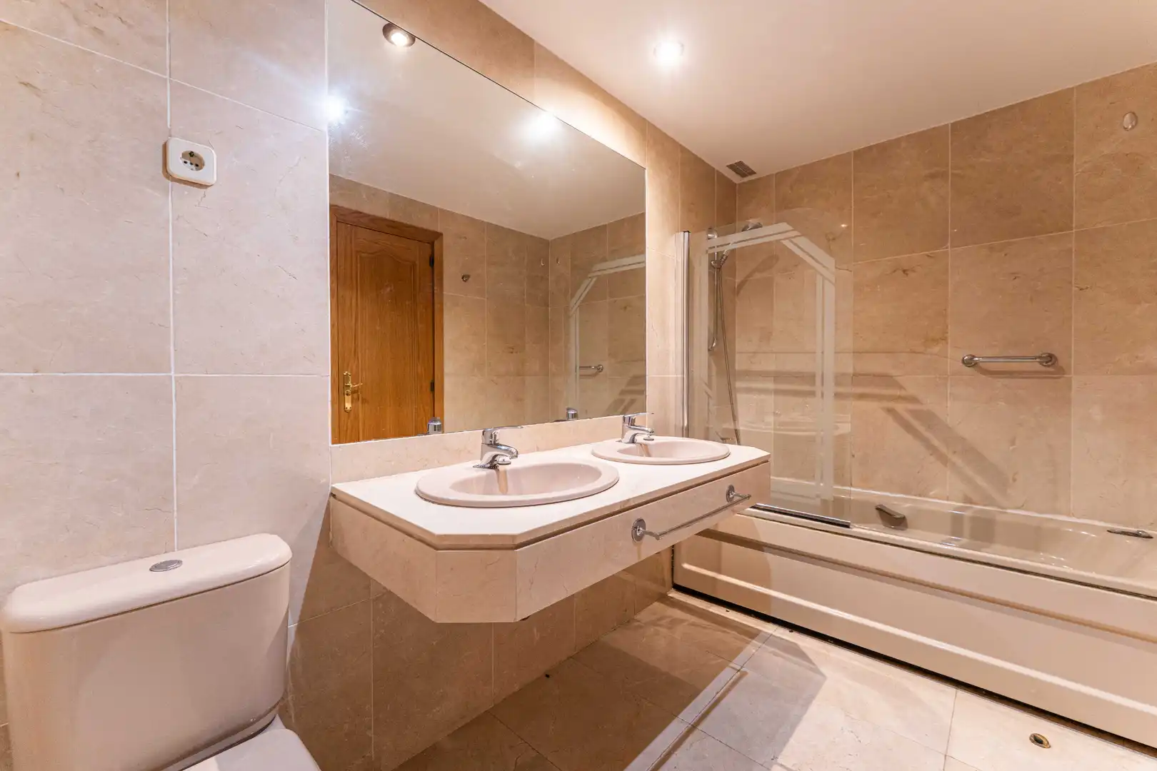 Baño de Casa adosada en venta en Las Rozas de Madrid con Calefacción, Jardín privado y Parquet
